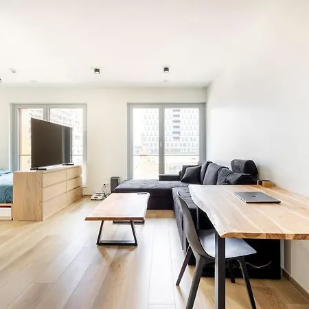 Modern Near Pwc&deloitte&cloche D’or Mall Apartment